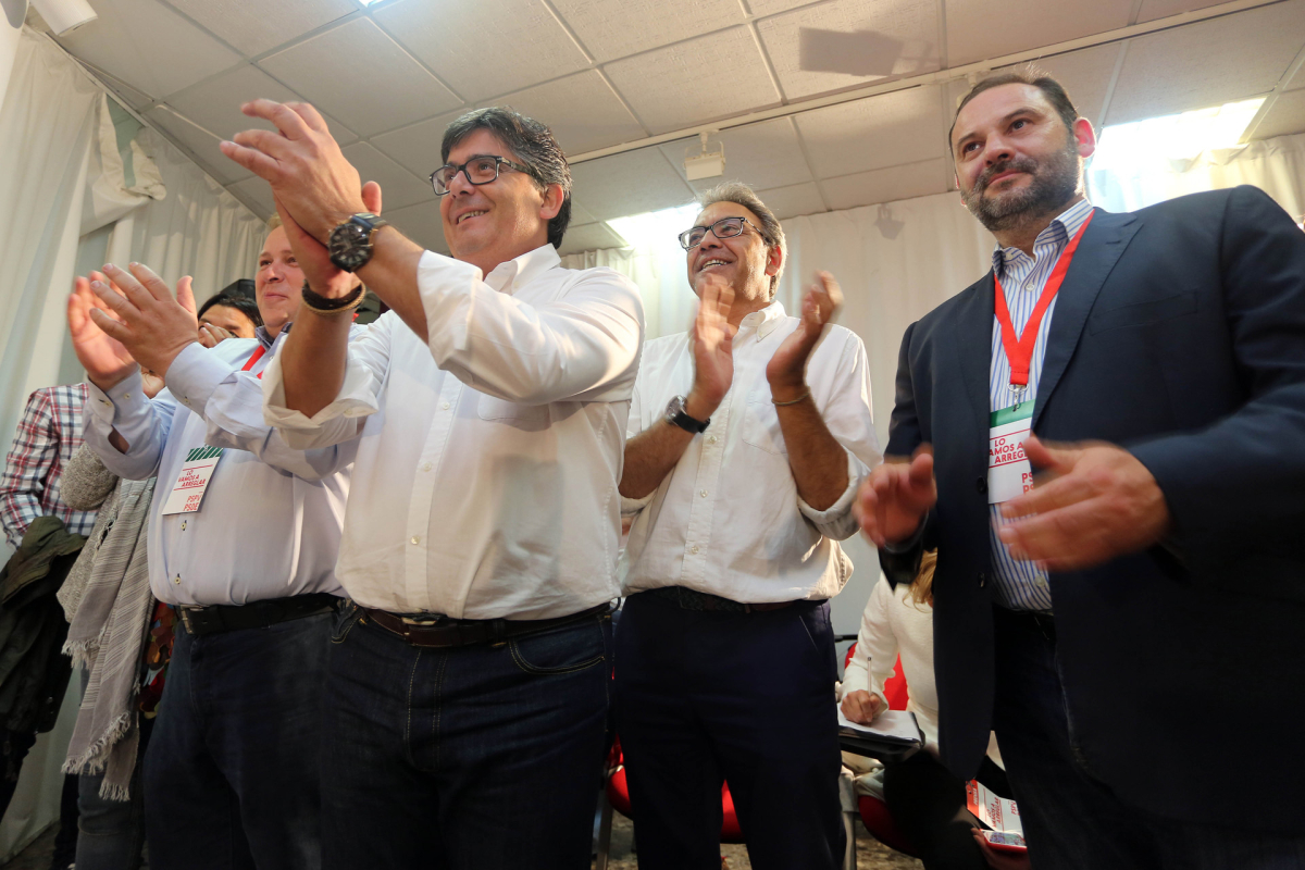 Alfred Boix aplaude junto a Manuel Mata y José Luis Ábalos. MARGA FERRER