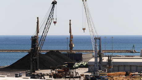 Vista de la zona industrial del puerto de Alicante. Foto: RAFA MOLINA