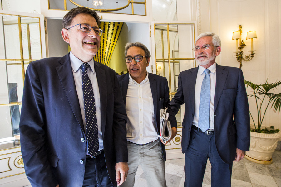 El presidente de la Generalitat, Ximo Puig, Manolo Mata y el expresidente Joan Lerma. EVA MÁÑEZ