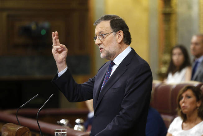 Mariano Rajoy en la tribuna de oradores indica el 3, quizá anunciando las elecciones