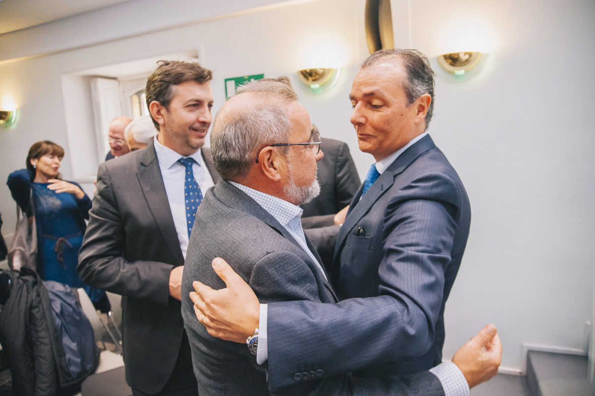 José Vicente González saluda a Salvador Navarro. Foto: KIKE TABERNER