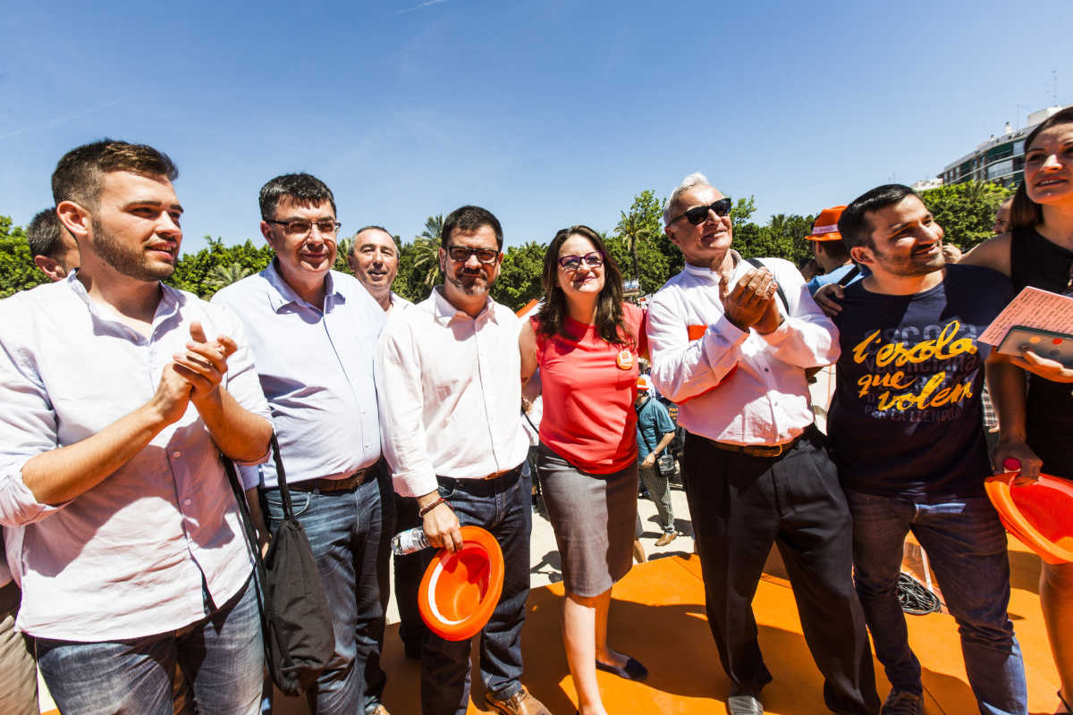 Ferri, Morera, Altur, Oltra, Ribó, Marzà y Mollà en un mitin de campaña. Foto: EVA MÁÑEZ