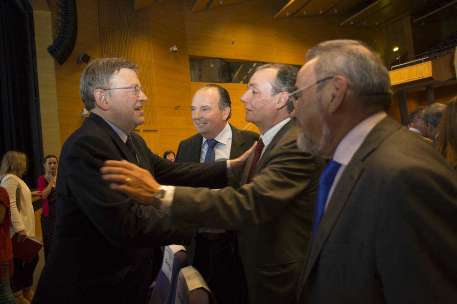Puig saluda a Salvador Navarro, José Vicente Morata y José Vicente González. Foto: EVA MÁÑEZ