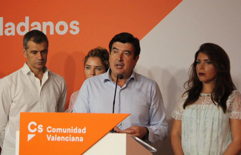 Fernando Giner junto a Mari Carmen Sánchez, Marta Martín y Toni Cantó en la rueda de prensa de este martes
