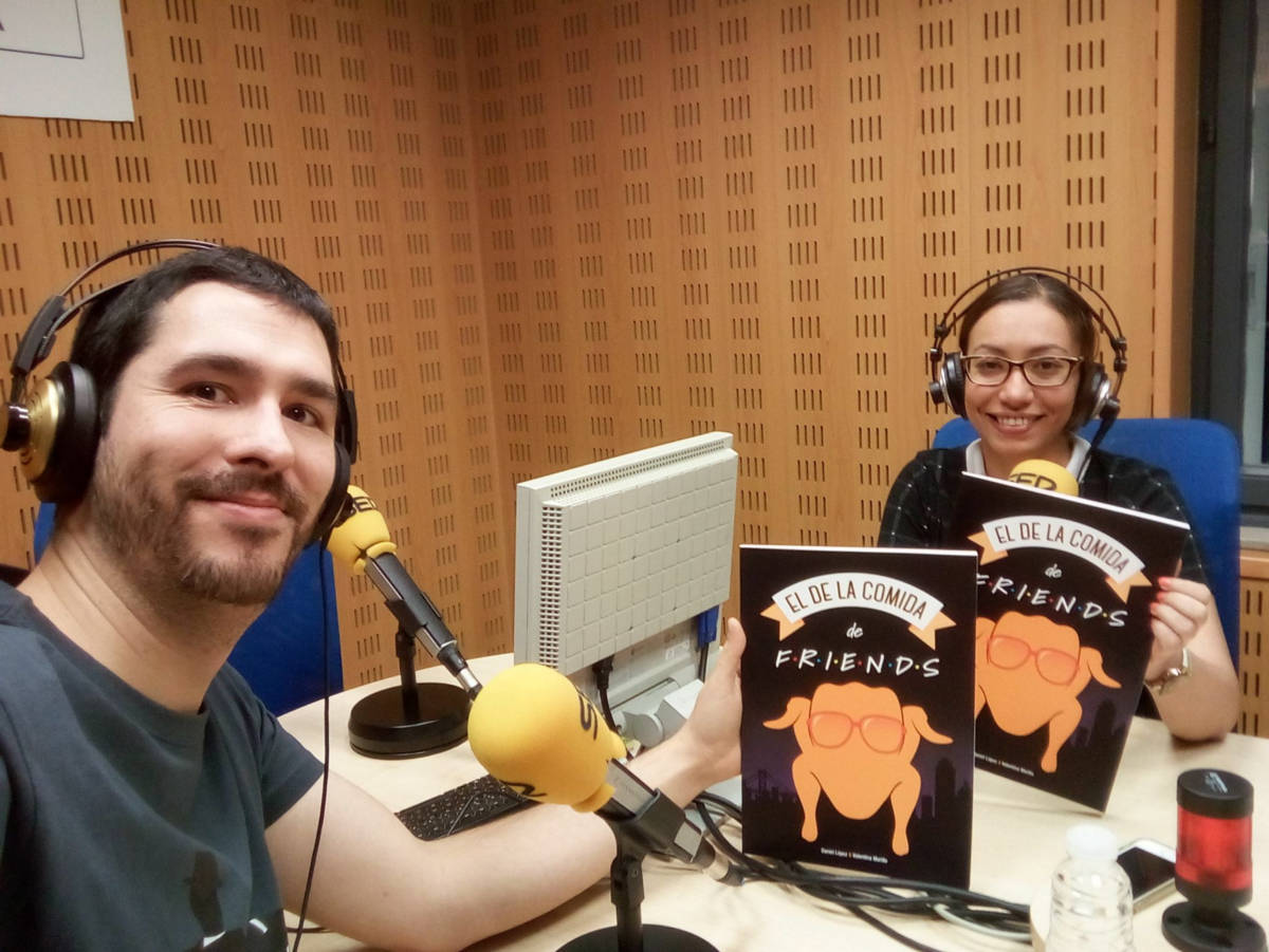 Daniel López y Valentina Morillo promocionando en la Cadena Ser el libro surgido del podcast ‘Del Sofá a la Cocina’