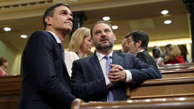 Pedro Sánchez y José Luis Ábalos juntos en el Congreso. Foto: EFE