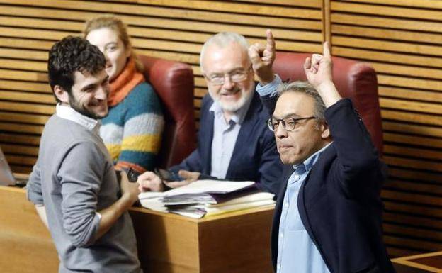 El síndic socialista, Manolo Mata, en un gesto triunfante en un pleno ante la mirada de Estañ. Foto: EFE