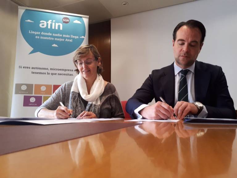 Cristina Alemany, directora general de Afín SGR, en la firma de uno de los nuevos convenios de la sociedad