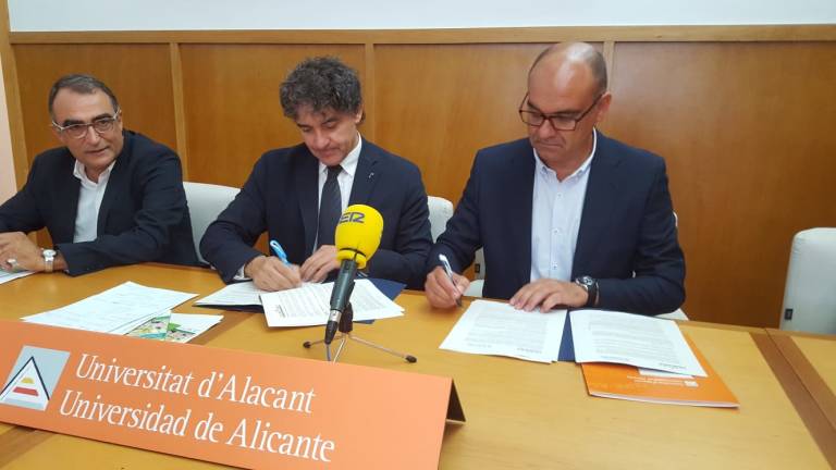 Un momento de la firma del convenio entre la UA y la Agencia Valenciana de Turismo