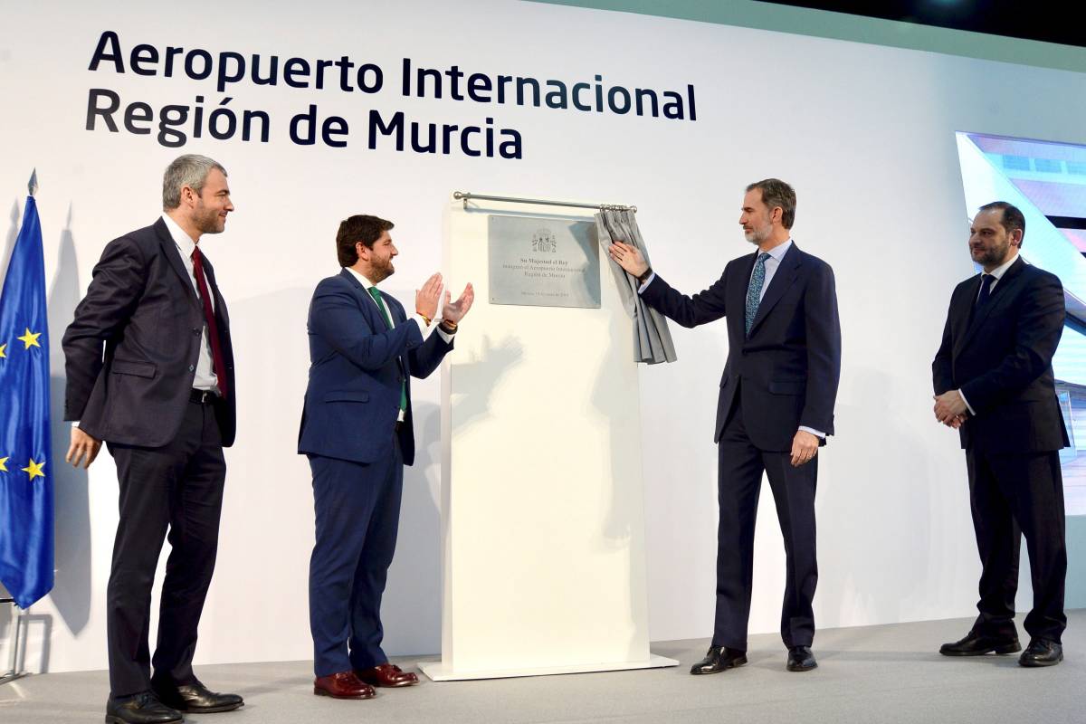 Maurici Lucena, Fernando López Miras, Felipe VI y José Luis Ábalos. Foto: EFE