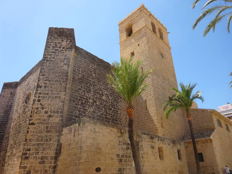 Torre restaurada, donde se han recuperado las almenas, que contrasta con un tramo de muro aún por mejorar.