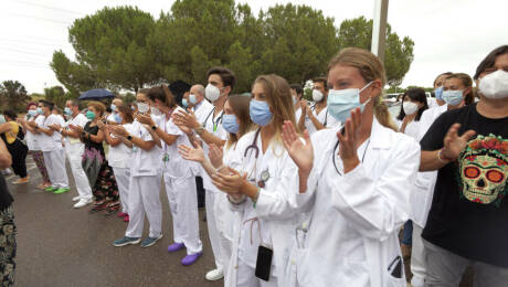 Concentración en el hospital de la Plana contra el tratamiento con ozono. Foto: ANTONIO PRADAS