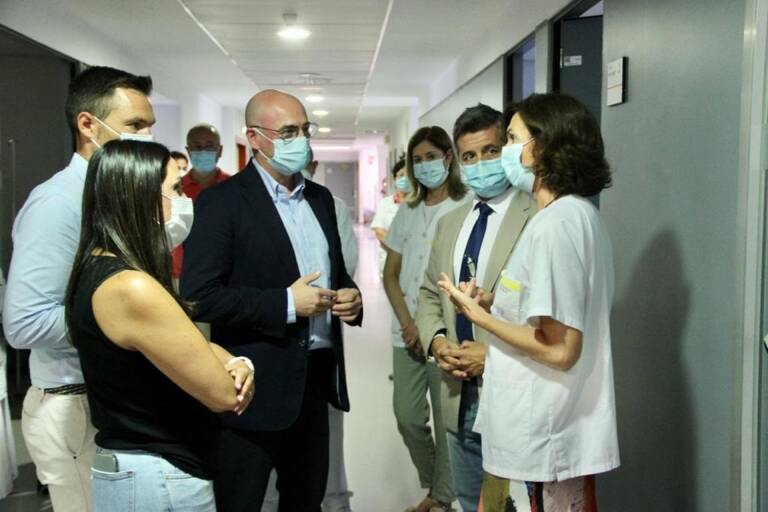 El gerente del SMS, Francisco Ponce, junto con la alcaldesa de Yecla, Remedios Lajara, visitó hoy el hospital Virgen del Castillo. Foto: CARM
