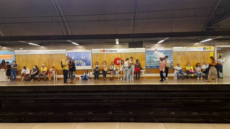 Usuarios del metro esperan la llegada de un tren en València.