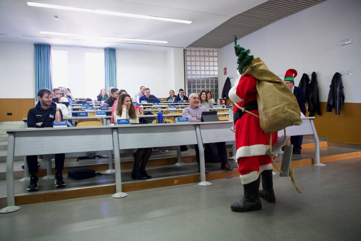 Acto navideño celebrado en la Universidad de Alicante con la presencia de Papá Noel.