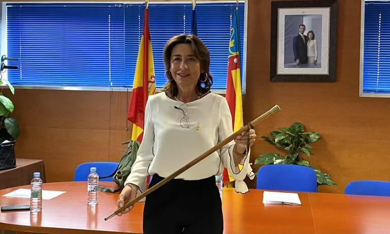 Montse Cervera, primera alcaldesa de Loriguilla, alza la vara del mando cedida por Rodado. Foto: VP
