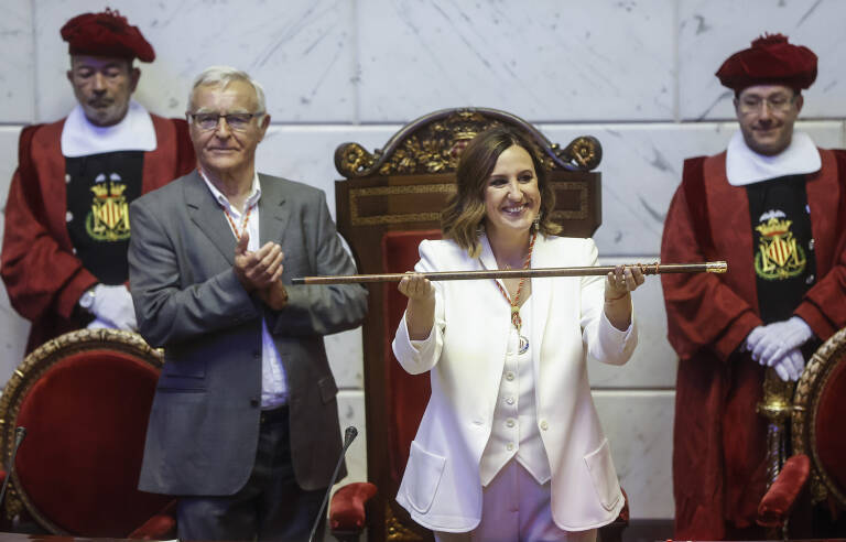 El alcalde saliente de València, Joan Ribó (Compromís), entrega el bastón de mando a la alcaldesa entrante de la ciudad, María José Catalá (PP). Foto: ROBER SOLSONA/EP