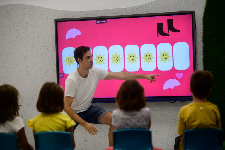 Un profesor utiliza la plataforma en el aula. Foto: KIKE TABERNER