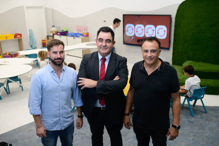 Los creadores de I-Musi posan junto con el director del Colegio Gran Asociación, Pedro Ramírez. Foto: KIKE TABERNER
