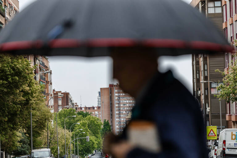 Dos personas caminan bajo la lluvia, a 2 de septiembre de 2023, en Madrid. Foto: CARLOS LUJÁN/EP