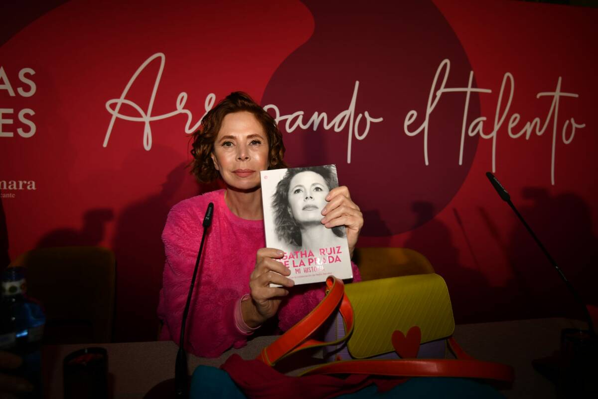 Ágatha Ruiz de la Prada muestra su libro. FOTO: Rafa Molina.