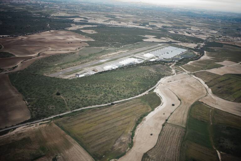 Vista aérea de una de las pistas del aeródromo de Casarrubios, a 8 de enero de 2024. Foto: MATEO LANZUELA/EP