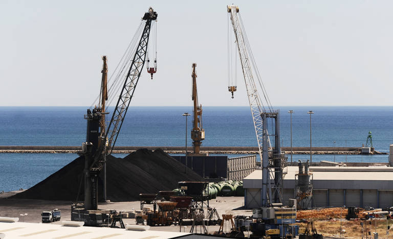 Vista de la zona industrial del puerto de Alicante. Foto: RAFA MOLINA