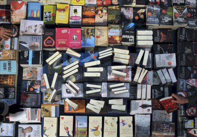 Libros expuestos en una mesa en una feria del libro. Foto: EFE