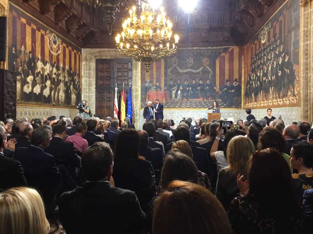 El president de la Generalitat Ximo Puig entrega el galardón a Silvino Navarro. Foto: VP