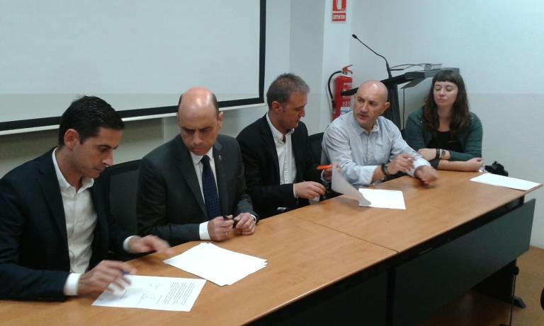 Fernández Bielsa, Echávarri, Bellido, Mira y Piquer, en la firma del acuerdo.
