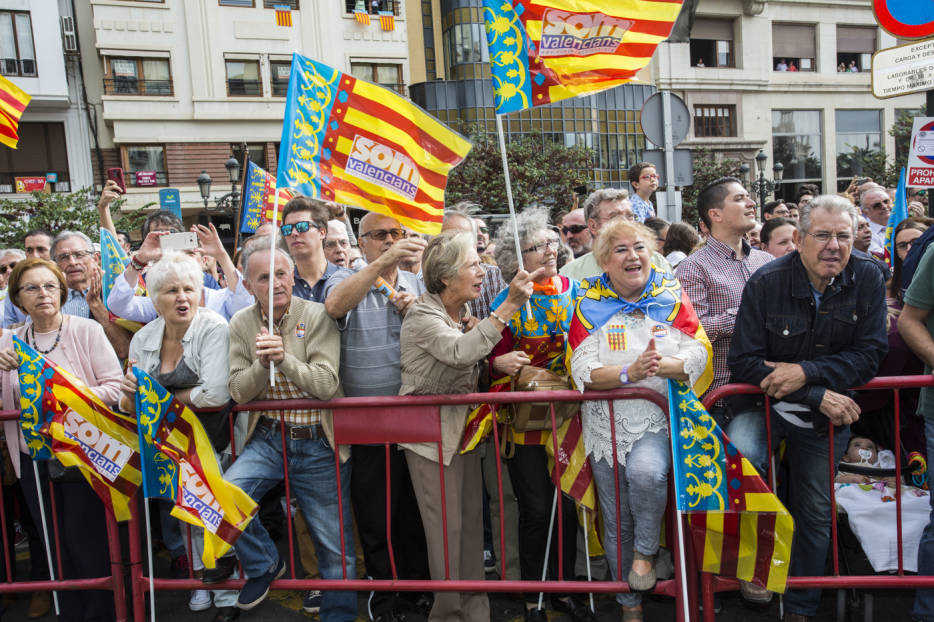 Asistentes a la procesión cívica del 9 d'Octubre con banderas de Som Valencians. Foto: EVA MÁÑEZ