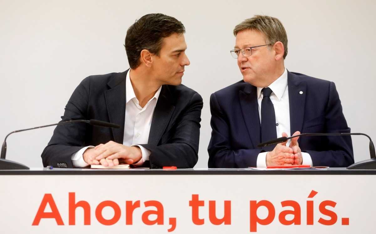 Sánchez y Puig juntos en València cuando se aprobó la resolución que incluye los déficits acumulados. Foto: EFE