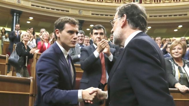 Albert Rivera saluda a Mariano Rajoy en el Congreso. Foto: EFE