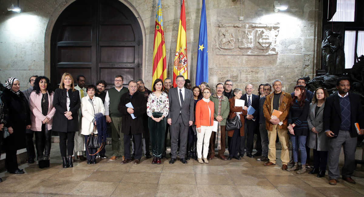 Puig y Montón, con representantes de colectivos de defensa de los inmigrantes, tras conocerse la sentencia. Foto: GVA