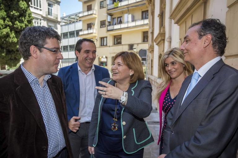 Isabel Bonig junto a Salvador Navarro, y los diputados del PP Rubén Ibáñez y Eva Ortíz. Foto: EFE/Gustavo Grillo