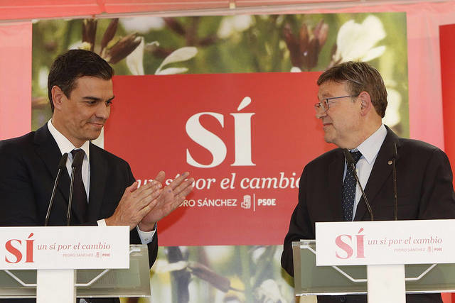Pedro Sánchez aplaude a Ximo Puig en un acto en València. Foto: EFE