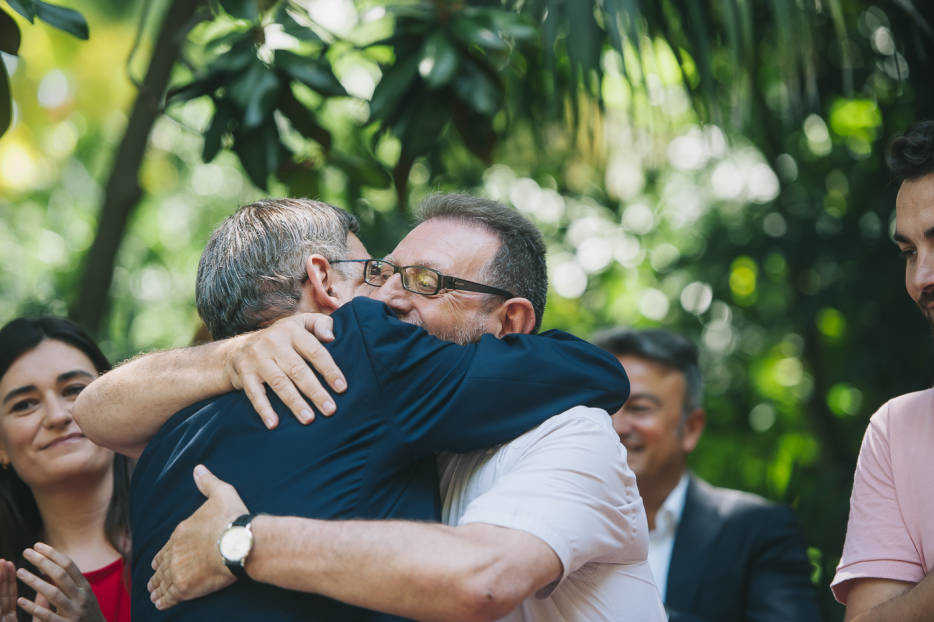 El líder del PSPV, Ximo Puig, abraza al alcalde de Torrent, Jesús Ros. Foto: KIKE TABERNER