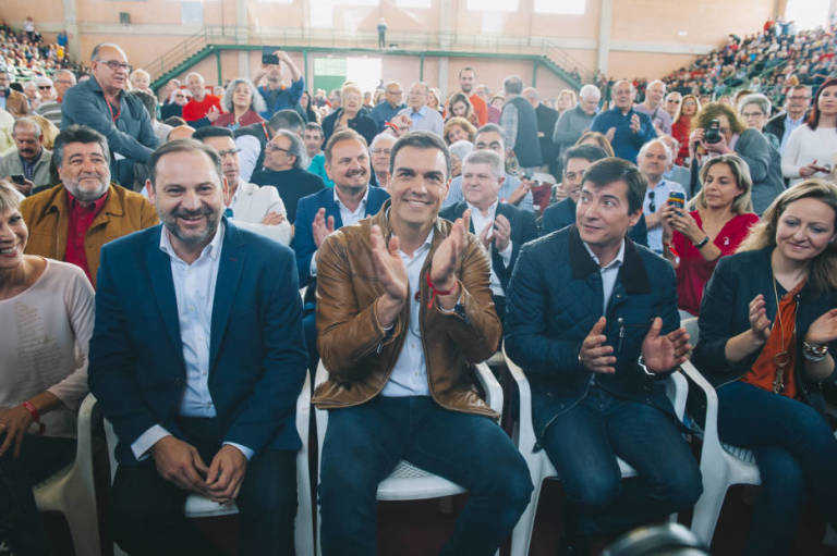 El alcalde de Burjassot y aspirante a liderar el PSPV, Rafa García (1d), junto a Pedro Sánchez y José Luis Ábalos. Foto: KIKE TABERNER