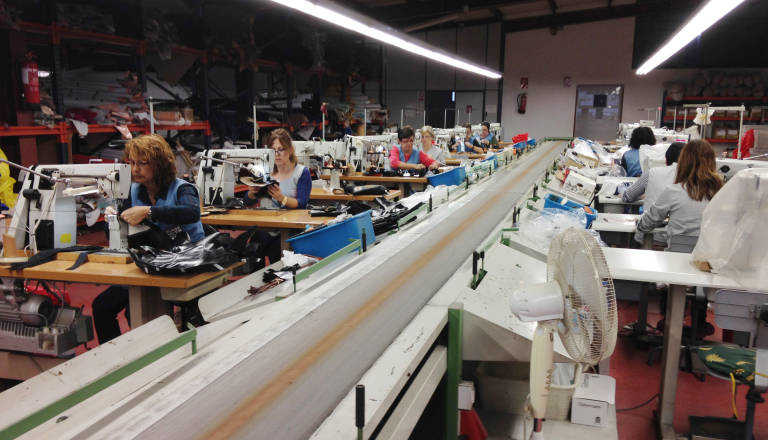 Sección de aparado en una fábrica de calzado de Elche. Foto: AP
