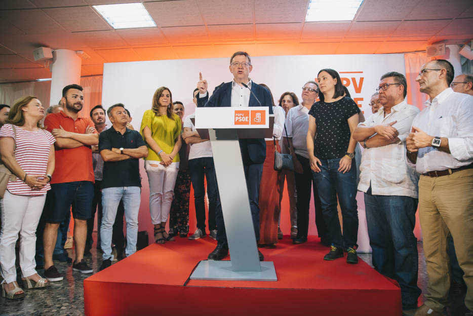 Puig tras su triunfo en las primarias rodeado de Nofuentes, Trenzano, Ros y Martínez, entre otros. Foto: KIKE TABERNER