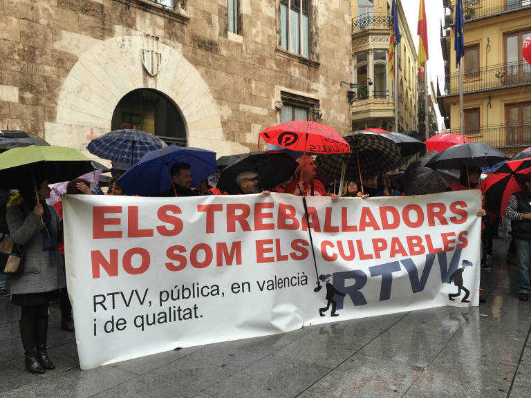 Extrabajadores de RTVV ante el Palau de la Generalitat. Foto: VP