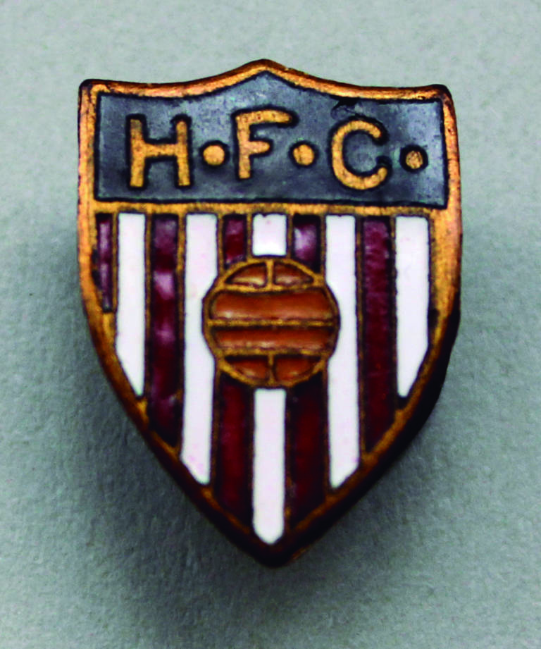 Insígnia original del primer escut de l’Hèrcules FC (anys 20). Foto: Arxiu J. M. García Martín