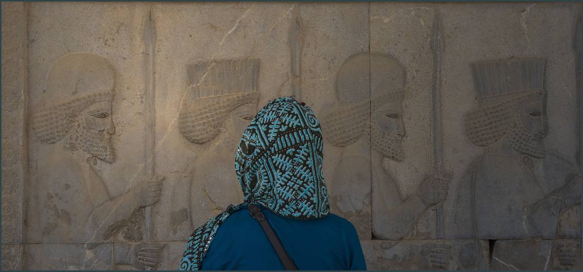 Dona davant uns relleus de Persèpolis. Foto: Henrivh.