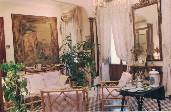 El salón original del entonces Hostal Les Monges, en una imagen de los años ochenta