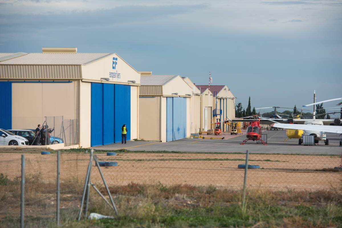 El hangar de European Flyers (primero por la izquierda) en el aeródromo de Mutxamel. Foto: RAFA MOLINA