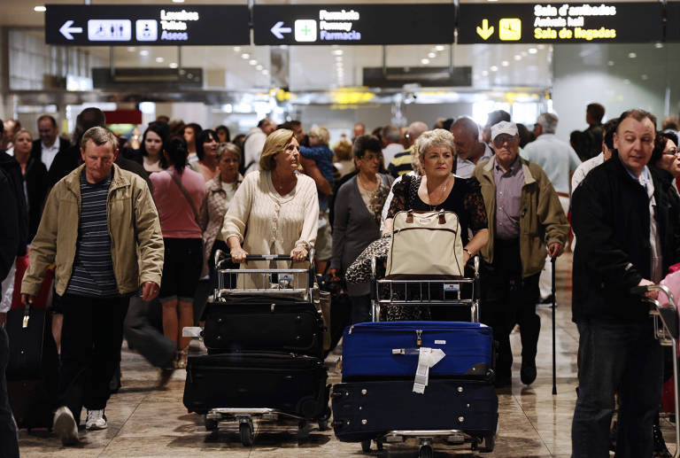 Turistas británicos en la terminal de llegadas de El Altet. Foto: RAFA MOLINA