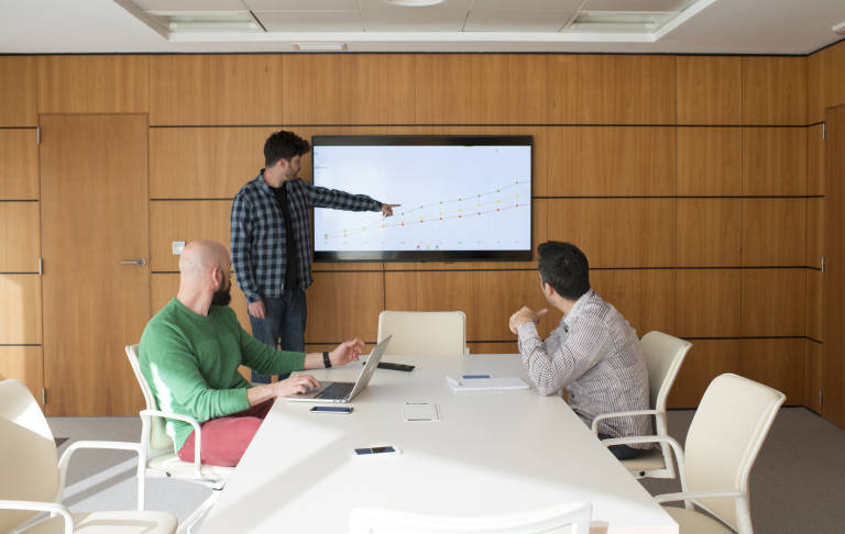 Tres de los socios de Nitsnets analizan la evolución del negocio en su sala de reuniones. Foto: NITSNETS