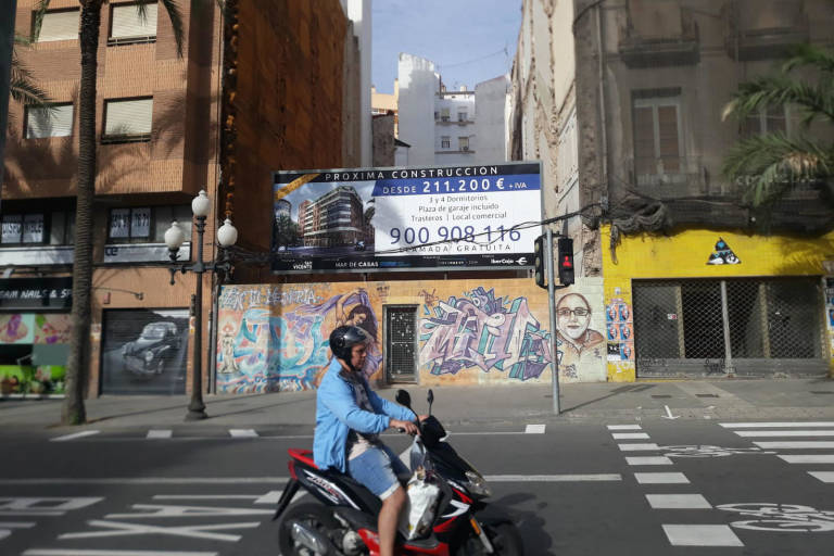 Solar con una promoción proyectada, en la calle San Vicente de Alicante