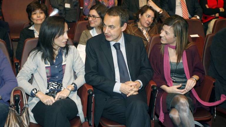 Beatriz Corredor (i) y Bibiana Aído con el entonces presidente José Luis Rodríguez Zapatero, en 2009. (EFE)