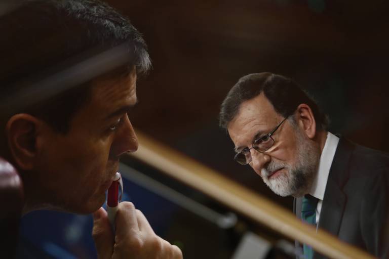 Pedro Sánchez y Mariano Rajoy en diferentes gestos durante la jornada de la moción de censura. Foto: EFE